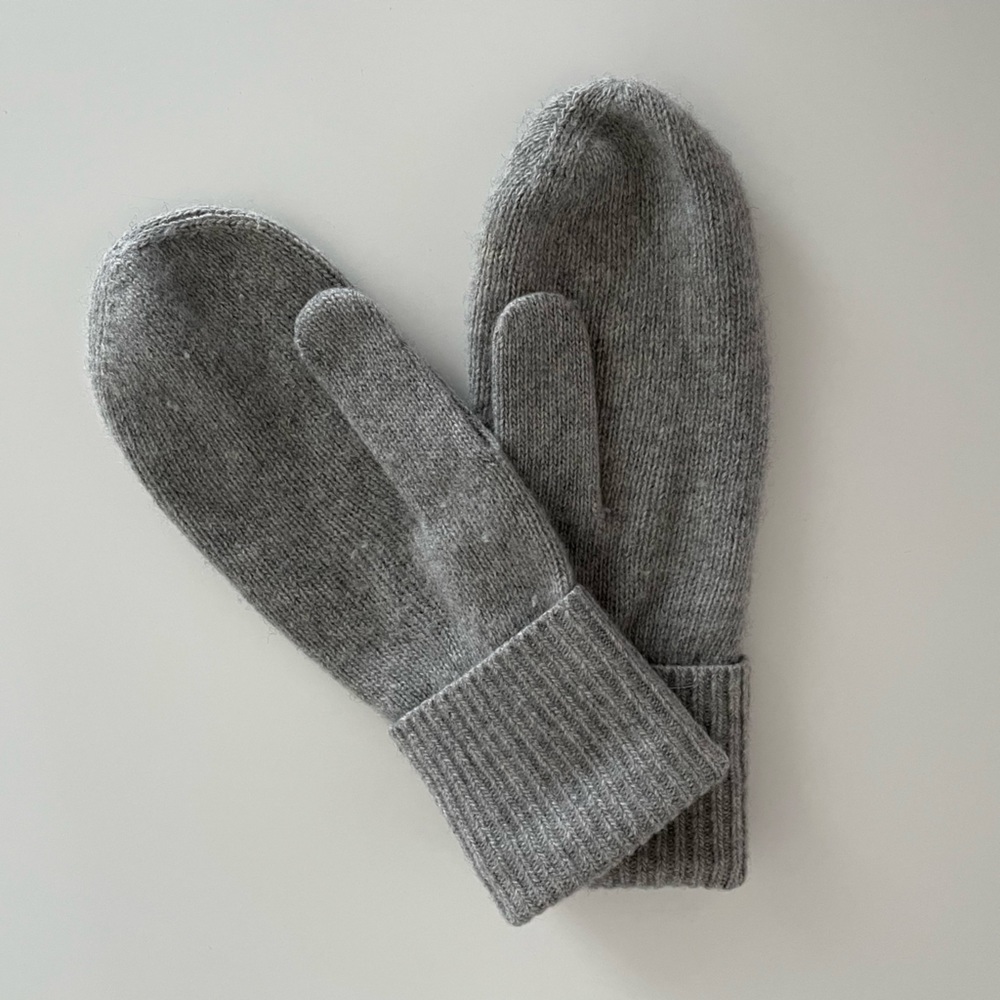 Aritzia auxiliary cashmere mittens